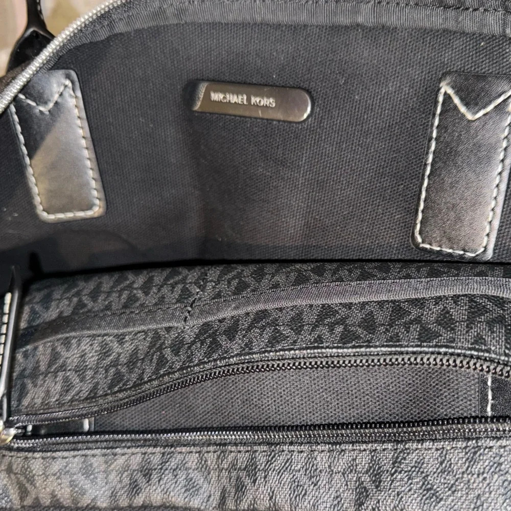 MICHAEL KORS TRAVEL LARGE TOP ZIP TOTE - Picture 10 of 14